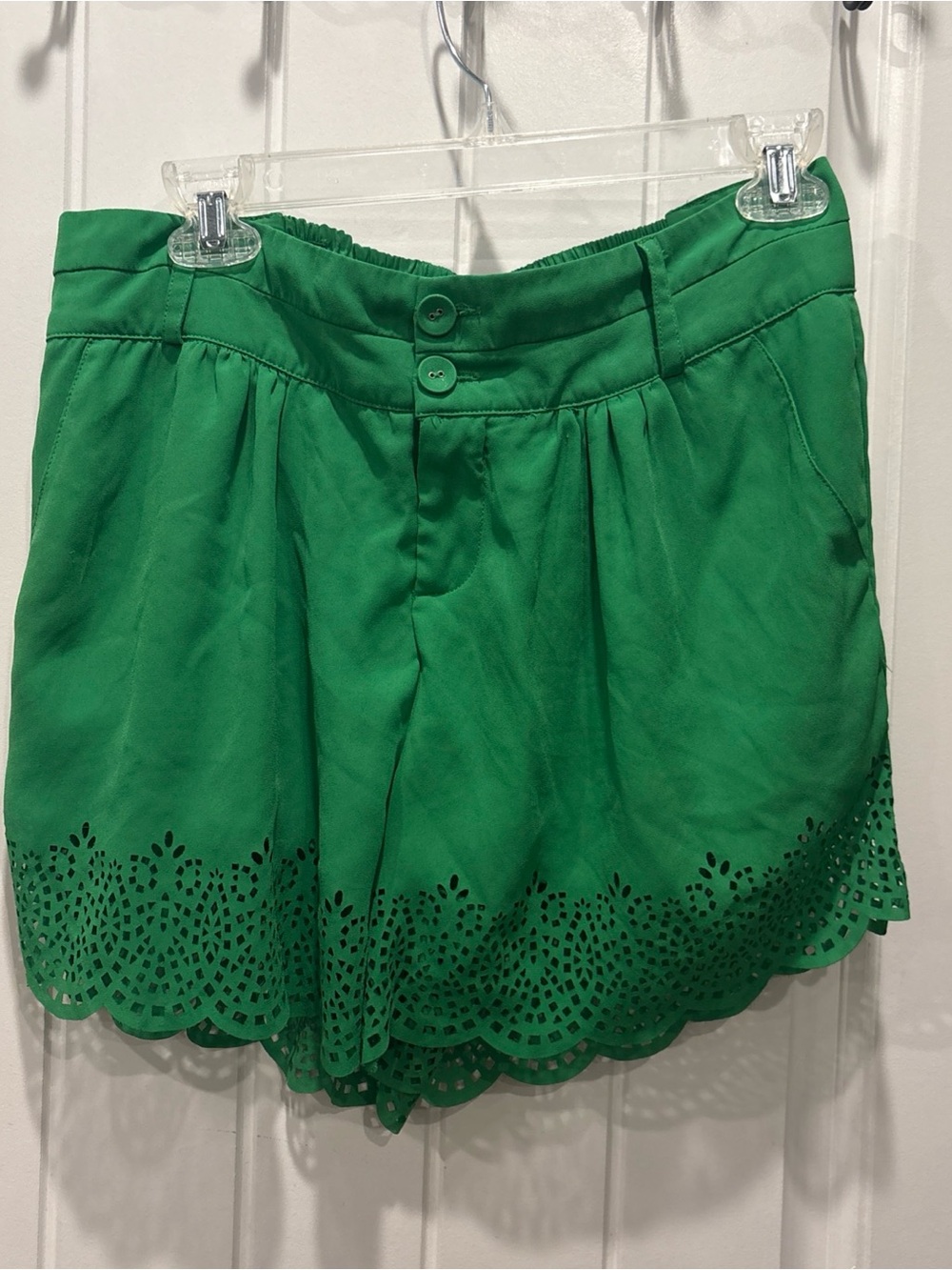 Green Laser-Cut Scallop Hem Shorts woman’s size large
